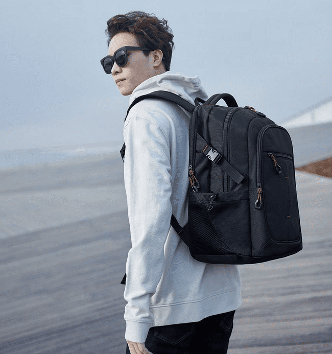 Парень с рюкзаком Xiaomi Urevo Large Capacity Multi-function Backpack